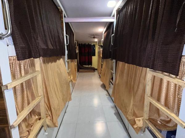 Star Dormitory Mumbai : photo 7 de la chambre lit simple dans dortoir pour hommes avec salle de bains commune