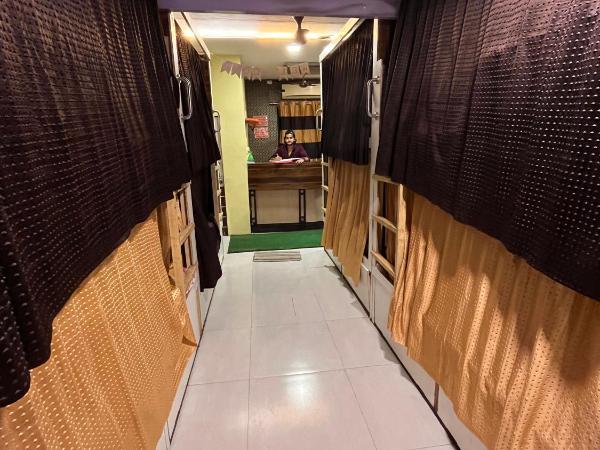 Star Dormitory Mumbai : photo 8 de la chambre lit simple dans dortoir pour hommes avec salle de bains commune