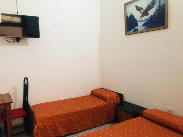 Hotel Piamonte : photo 2 de la chambre chambre lits jumeaux avec salle de bains commune