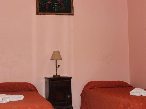 Hotel Piamonte : photo 1 de la chambre chambre lits jumeaux avec salle de bains commune