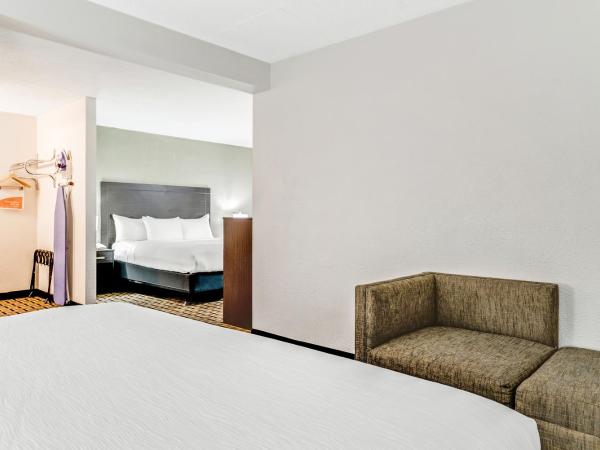Quality Inn Detroit Downtown : photo 1 de la chambre suite king avec 2 lits king-size - non-fumeurs