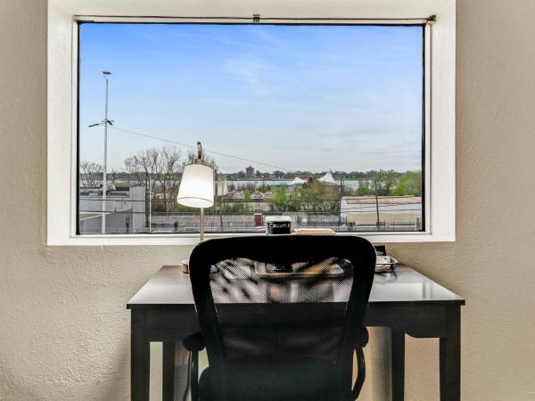 Quality Inn Detroit Downtown : photo 5 de la chambre suite double avec 2 lits doubles - non-fumeurs