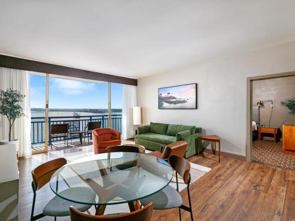 Wyndham San Diego Bayside : photo 1 de la chambre king suite with point loma view - non-smoking
