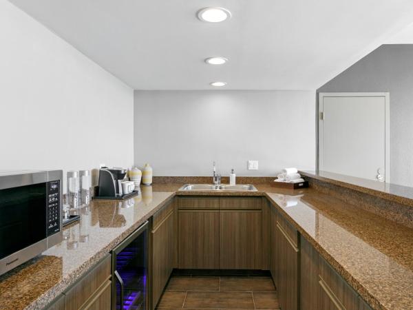 Wyndham San Diego Bayside : photo 6 de la chambre king suite with point loma view - non-smoking