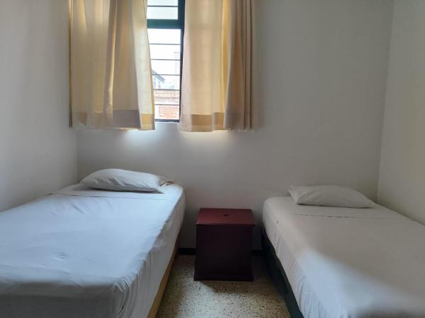 HOSTAL CHOCOLATE CALENDA : photo 7 de la chambre chambre lits jumeaux