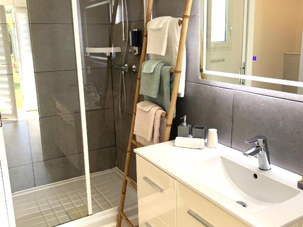 Chambre d'hôtes de charme MERBLEUESOLEIL : photo 6 de la chambre chambre quadruple premium