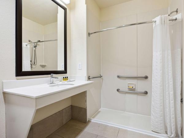 Best Western Plus Downtown Inn & Suites : photo 1 de la chambre chambre 2 lits queen-size avec douche accessible en fauteuil roulant - accessible aux personnes à mobilité réduite