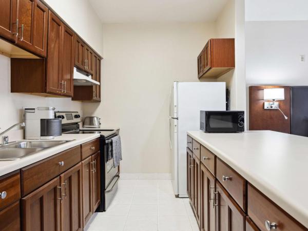 Best Western Plus Downtown Inn & Suites : photo 3 de la chambre suite lit king-size avec cuisine