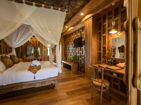 Santhiya Tree Koh Chang Resort : photo 4 de la chambre suite côté piscine - vue sur l'eau