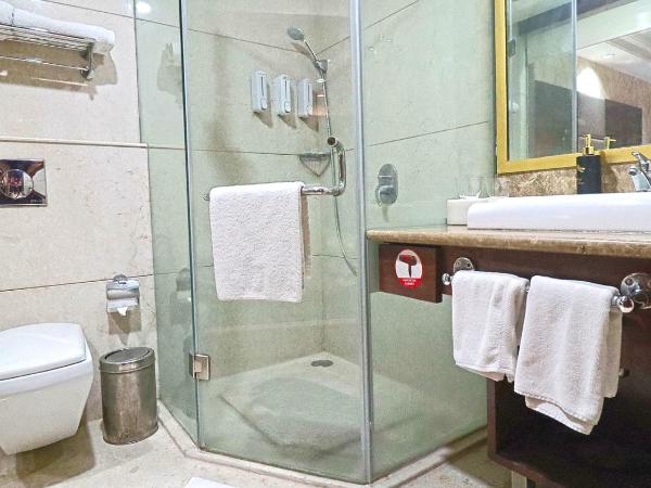 SkyCity Hotel Gurgaon : photo 4 de la chambre premium suite with 15 min head or foot massage ,2hrs conference meeting room , free night club !(subject to availability)