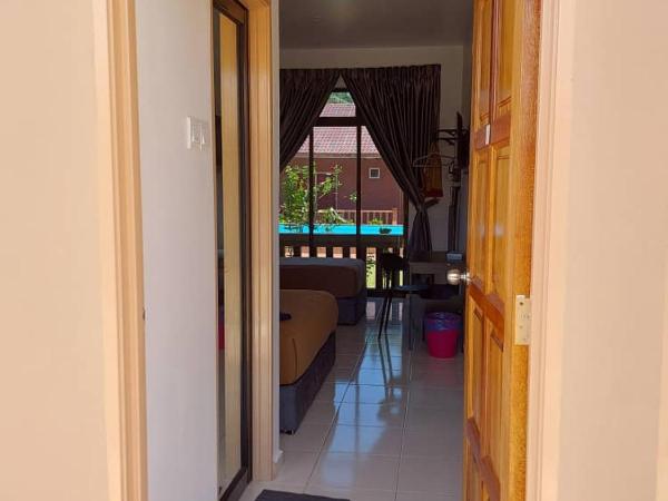 Cempaka Beach Resort : photo 4 de la chambre chambre triple - vue sur la piscine