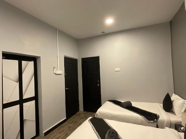 The Sky Inn : photo 3 de la chambre chambre familiale avec salle de bains