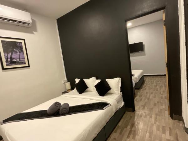 The Sky Inn : photo 4 de la chambre chambre familiale avec salle de bains