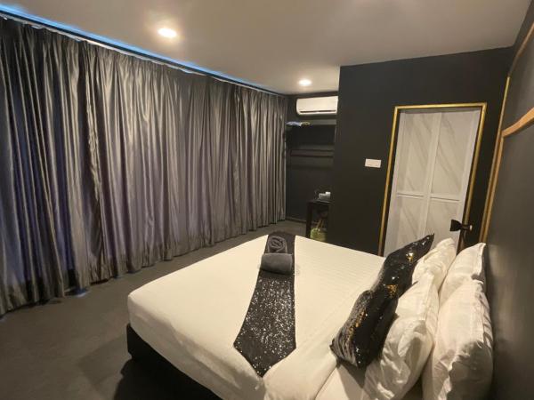 The Sky Inn : photo 1 de la chambre chambre lit king-size - vue sur piscine 