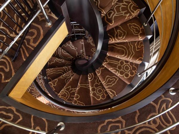 Jumeirah Emirates Towers Dubai : photo 3 de la chambre suite royale avec accès direct au musée du futur, accès gratuit à la plage privée et au parc aquatique wild wadi (1 fois par séjour), petit-déjeuner, goûter signature, apéritif, rafraîchissements sans alcool et canapés