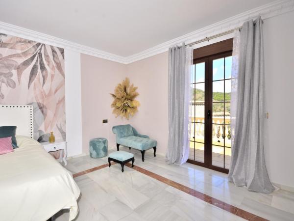 Castillo AlMálaga : photo 4 de la chambre chambre lit king-size avec balcon