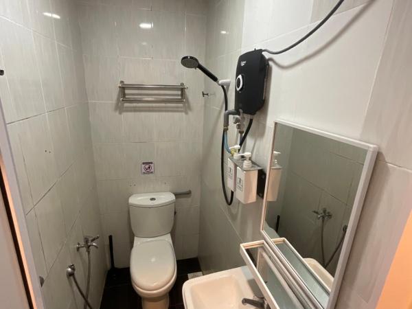 The Sky Inn : photo 4 de la chambre chambre lit queen-size avec balcon