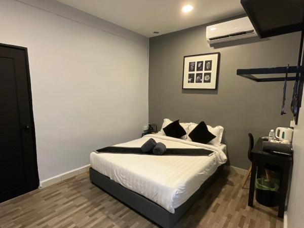 The Sky Inn : photo 5 de la chambre chambre lit queen-size avec balcon