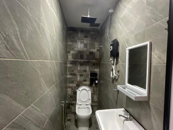 The Sky Inn : photo 7 de la chambre chambre lit queen-size avec balcon