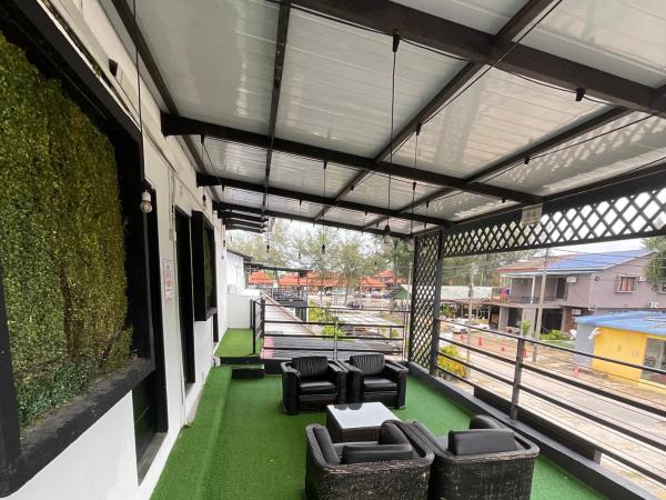 The Sky Inn : photo 8 de la chambre chambre lit queen-size avec balcon