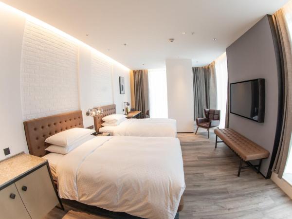 Four Points by Sheraton Shanghai Hongqiao : photo 2 de la chambre corner guest room with two double beds and city view