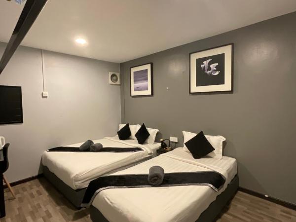 The Sky Inn : photo 1 de la chambre chambre triple avec salle de bains