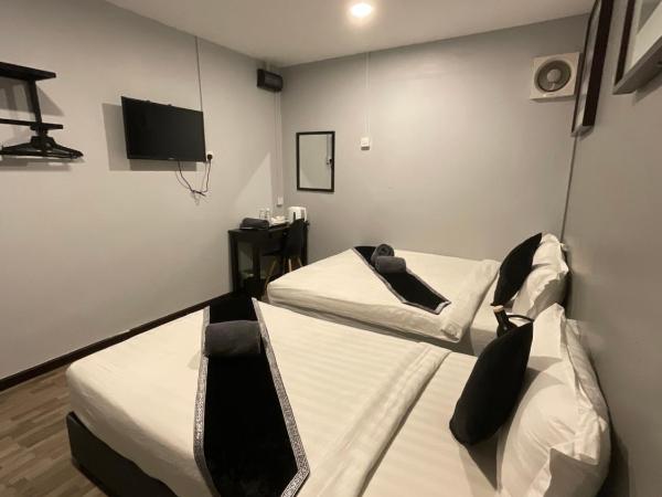 The Sky Inn : photo 2 de la chambre chambre triple avec salle de bains