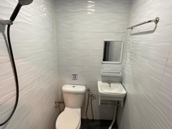 The Sky Inn : photo 4 de la chambre chambre triple avec salle de bains