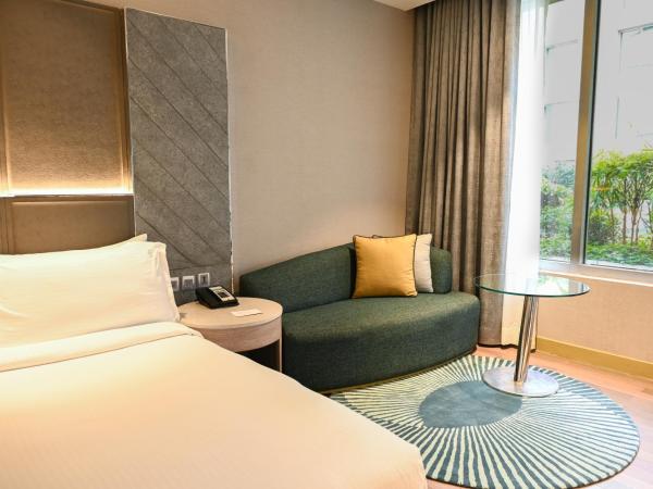 Holiday Inn New Delhi International Airport, an IHG Hotel : photo 1 de la chambre hébergement lit king-size standard - vue sur piscine - non-fumeurs