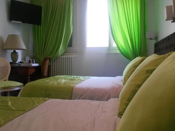 Kyriad Saumur Hyper Centre Hôtel Appartements et SPA soins Sothys Paris : photo 4 de la chambre chambre familiale (4 adultes) 