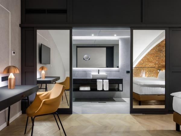 Mercure Krakow Fabryczna City : photo 1 de la chambre suite lit king-size supérieure avec canapé