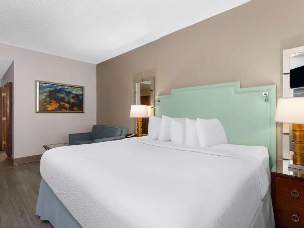 Baymont by Wyndham Orlando-International Dr-Universal Blvd : photo 1 de la chambre king room with mobility/hearing access and roll-in shower, non-smoking