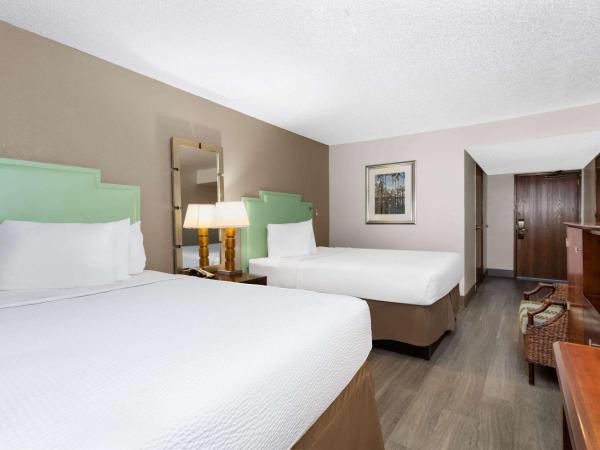 Baymont by Wyndham Orlando-International Dr-Universal Blvd : photo 1 de la chambre queen suite with tub and grab bars - mobility/hearing accessible - non-smoking