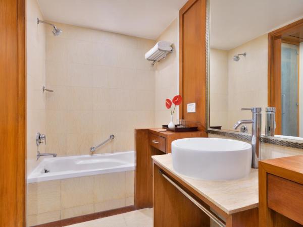 Ramada By Wyndham Jaipur : photo 2 de la chambre club suite smoking : enjoy fruit platter & cookies platter ,complimentary mini bar in room,tea/coffee and 01 cooked snack in the lobby level restaurant (coffee shop) till 19:30hrs,20% discount on f&b, 20 % discount on spa