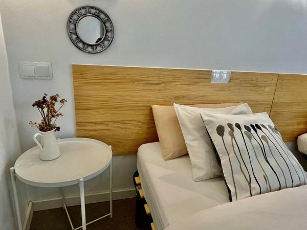 Hola Hostel Alicante : photo 4 de la chambre chambre double ou lits jumeaux avec salle de bains commune