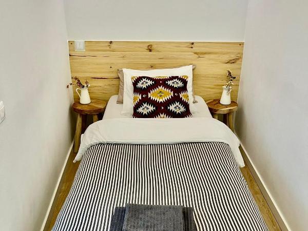 Hola Hostel Alicante : photo 1 de la chambre chambre simple avec toilettes et douche communes