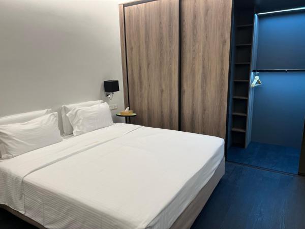 Coral Hotel Athens : photo 6 de la chambre appartement 2 chambres avec balcon et vue sur la mer