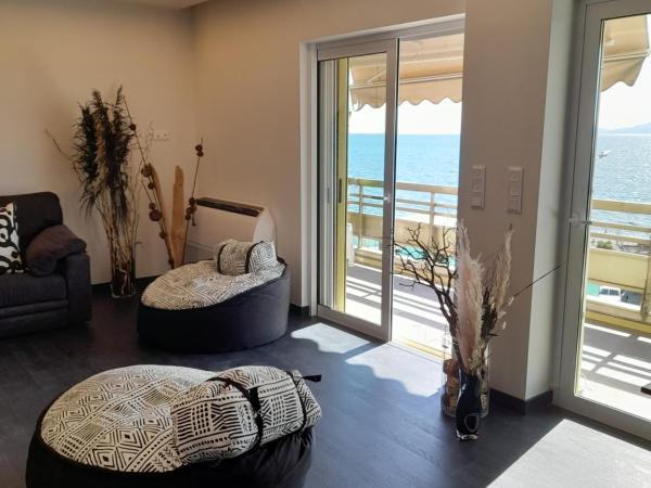 Coral Hotel Athens : photo 2 de la chambre appartement 2 chambres avec balcon et vue sur la mer