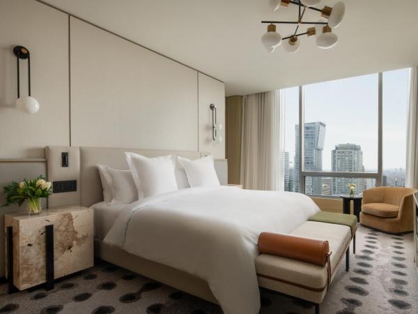 Four Seasons Hotel Toronto at Yorkville : photo 1 de la chambre chambre lit king-size supérieure - accessible aux personnes à mobilité réduite