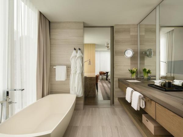 Four Seasons Hotel Toronto at Yorkville : photo 5 de la chambre chambre supérieure avec 2 lits doubles