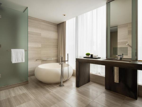 Four Seasons Hotel Toronto at Yorkville : photo 2 de la chambre chambre premier avec lit king-size - accessible aux personnes à mobilité réduite