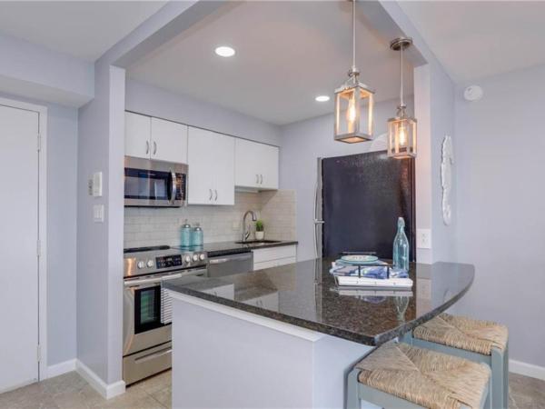 Oceanfront Condo with Indoor Pool : photo 3 de la chambre suite lit king-size - vue sur mer