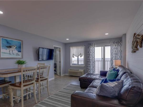 Oceanfront Condo with Indoor Pool : photo 9 de la chambre suite lit king-size - vue sur mer