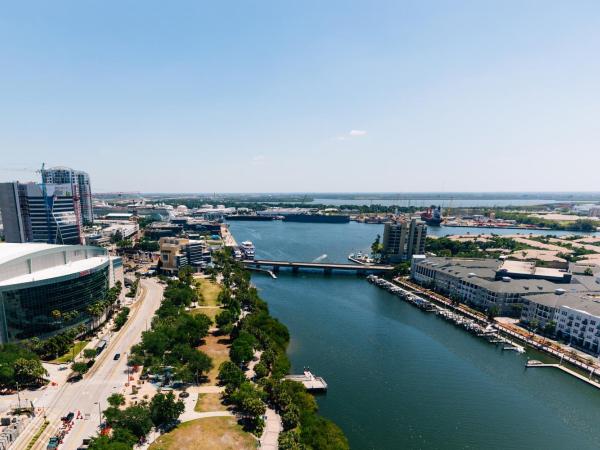 Tampa Marriott Water Street : photo 2 de la chambre hébergement lit king - vue sur eaux