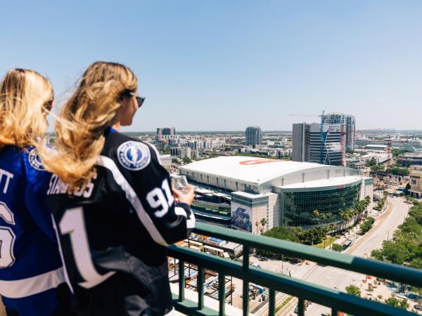 Tampa Marriott Water Street : photo 1 de la chambre hébergement avec 2 lits queen et balcon - vue sur ville