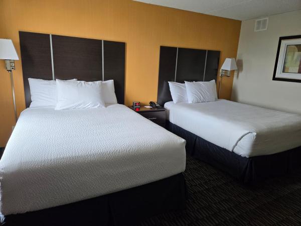 Ramada Plaza by Wyndham Niagara Falls : photo 3 de la chambre chambre lit queen-size 