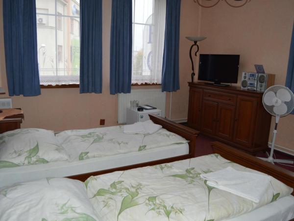 Hotel Paradise : photo 6 de la chambre chambre lits jumeaux avec salle de bains commune