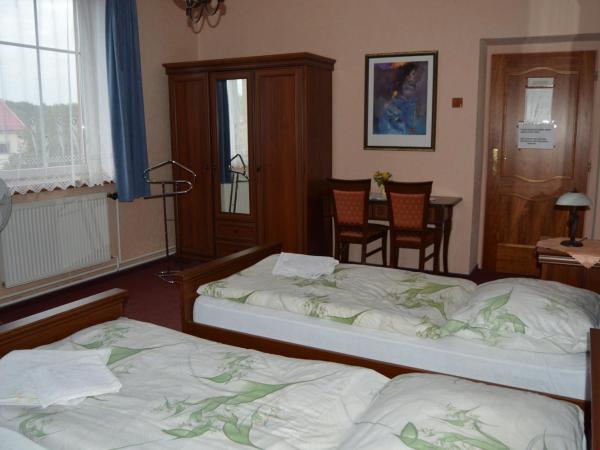 Hotel Paradise : photo 7 de la chambre chambre lits jumeaux avec salle de bains commune