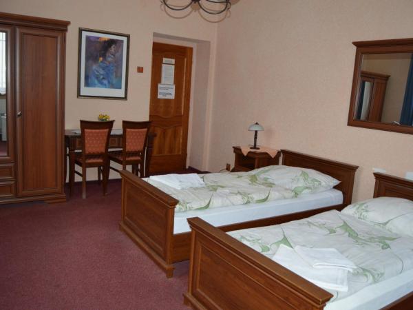 Hotel Paradise : photo 8 de la chambre chambre lits jumeaux avec salle de bains commune