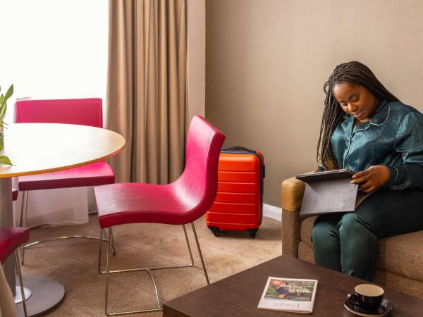 Novotel Bristol Centre : photo 6 de la chambre suite with one king bed and sofa